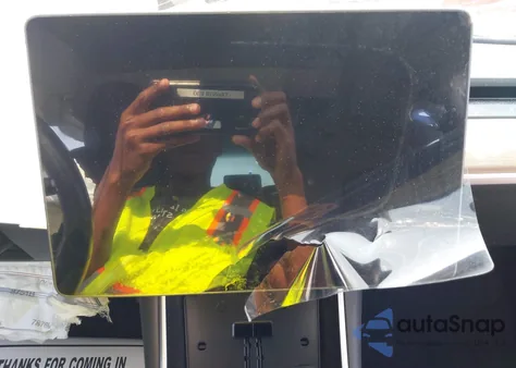 2018 Tesla Model 3 Long Range/Mid Range z USA, uszkodzony, nr VIN 5YJ3E1EA7JF058454